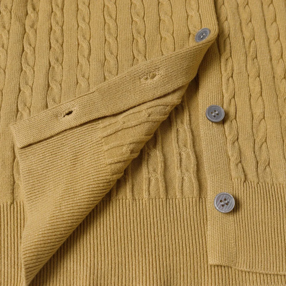 P166 Style No.: 602 -Ralph Lauren RL cardigan with classic war horse logo embroidery on the chest, long-sleeved sweater sweater jacket -The item is made of custom-dyed and custom-spun yarn, purchased from the original version. A full set of customized accessories. Details determine success or failure. Heavy new autumn and winter style. The weight of the item is as high as 800 grams. It is soft and delicate and does not tie the body. The upper body effect is very nice. Loose fit. Women's style. -Color: black, off-white, milk tea, light gray, dark gray. Navy blue red khaki red - Size: S / M / L S size 80-100 catties M size 100-120 catties Large size 120-135 catties